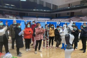 Robot Cloud Ginger hướng dẫn các bệnh nhân vận động tại bệnh viện Vũ Hán, Trung Quốc. (Nguồn: CloudMinds).