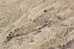 Hố trũng khổng lồ hình trái tim trên sa mạc Negev. Ảnh: NEO.