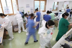 Nhân viên y tế làm nhiệm vụ tại một bệnh viện ở Daegu, Hàn Quốc ngày 9/4/2020. (Ảnh: Yonhap/TTXVN).