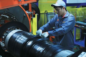 Sự sụt giảm của giá cao su tự nhiên và giá dầu là yếu tố tích cực với các doanh nghiệp sản xuất săm lốp.