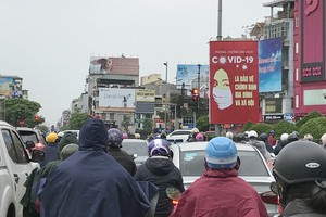 Đầu đường Xã Đàn - Đê La Thành trong sáng 13/4 lại đông đúc trở lại.