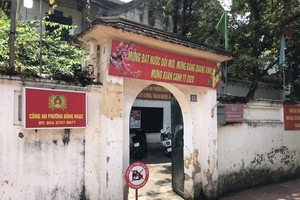 Trụ sở Công an phường Đông Ngạc chính thức được dỡ bỏ lệnh cách ly y tế. (Ảnh: PV/Vietnam+).