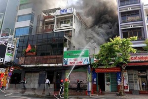 Lực lượng chức năng có mặt tại hiện trường để khống chế đám cháy. (Ảnh: TTXVN).