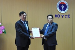 Đồng chí Sơn Minh Thắng trao quyết định cho đồng chí Đỗ Xuân Tuyên.