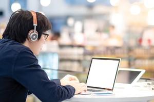 Điều 140 - Luật Doanh nghiệp đã đương nhiên coi họp trực tuyến qua ứng dụng công nghệ thông tin là 1 trong 4 hình thức mà cổ đông có thể dự họp.