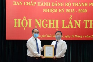Bí thư Thành ủy Nguyễn Thiện Nhân trao quyết định cho ông Dương Anh Đức (Ảnh: TTBC TPHCM).