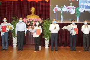 Ông Trương Quang Nghĩa (ảnh giữa), Bí thư Thành ủy Đà Nẵng trao các Quyết định và tặng hoa chúc mừng các Ủy viên Ban Chấp hành Đảng bộ thành phố Đà Nẵng nhiệm kỳ 2015-2020.