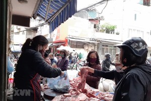 Quầy bán thịt lợn tại chợ Hoàng Mai, Hà Nội. (Ảnh: Phương Anh/TTXVN).