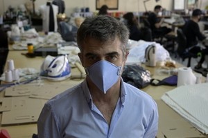 Nhà hát Argentina được biến đổi thành nơi may khẩu trang ở Buenos Aires, Argentina ngày 15/4. Ảnh: AFP.