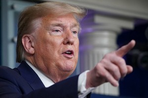 Trump phát biểu trong cuộc họp báo tại Nhà Trắng hôm 16/4. Ảnh: AFP.