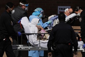 Nhân viên y tế tiếp nhận bệnh nhân Covid-19 bên ngoài khu điều trị đặc biệt ở Trung tâm Y tế Maimonides, quận Brooklyn, New York hôm 16/4. Ảnh: AFP.