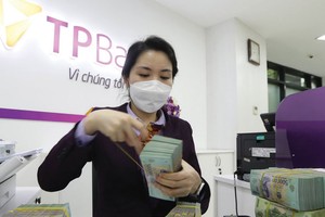 Ngân hàng đi gỡ khó và bài toán “khó phải tự gỡ”