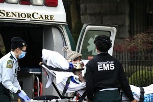 Nhân viên cấp cứu đưa một bệnh nhân khỏi xe cứu thương tại Trung tâm y tế Cobble Hill ở quận Brooklyn, thành phố New York, hôm 18/4. Ảnh: AFP.