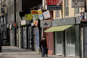 Trong ảnh: Các cửa hàng tại London, Anh, đóng cửa ngày 13/4/2020 trong bối cảnh dịch COVID-19 lan rộng. (Ảnh: THX/TTXVN).