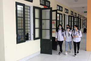 Học sinh trường THPT Lê Quý Đôn, thành phố Thái Bình đi học trở lại. (Ảnh: Thế Duyệt/TTXVN).