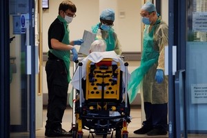 Một bệnh nhân nhập viện tại Bệnh viện Đại học Aintree ở Liverpool, Anh, ngày 16/4. Ảnh: Reuters.