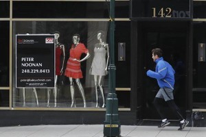 Một cửa hàng ở Mỹ phải đóng cửa vì COVID-19. (Nguồn: AP).