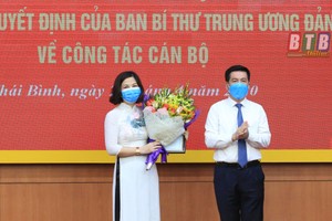 Đồng chí Nguyễn Hồng Diên trao quyết định và chúc mừng đồng chí Phạm Thị Hải Lý.