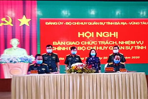 Bàn giao chức trách, nhiệm vụ Chính ủy Bộ Chỉ huy Quân sự tỉnh Bà Rịa Vũng Tàu.