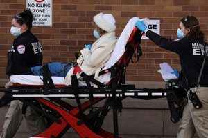 Người nhiễm nCoV nhập viện tại thành phố New York hôm 12/4. Ảnh: AFP.