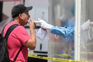 Một người đàn ông được xét nghiệm tại Los Angeles ngày 21/4. Ảnh: Reuters.