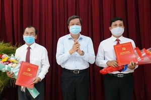 Phó Bí thư Thường trực Thành ủy, Chủ tịch HĐND thành phố Cần Thơ Phạm Văn Hiểu trao quyết định và chúc mừng các đồng chí Lê Văn Thành, Chiêm Quốc Tế.