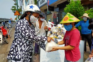 Hình ảnh lay động lòng người ngày hết giãn cách xã hội: Các em nhỏ Sài Gòn lễ phép phát thực phẩm cho người nghèo