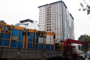 Một số thiết bị phục vụ phá dỡ giai đoạn 2 dự án 8B Lê Trực được đưa vào công trường chiều 23/4.