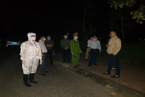 Ngành y tế Nghệ An trắng đêm đưa một trường hợp trở về từ nước ngoài đến nơi cách ly, trước đó.