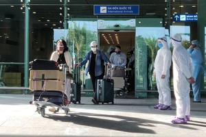 Các hành khách từ Singapore về đến sân bay Cần Thơ chiều 24/4.