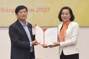 Đồng chí Trần Văn Túy trao quyết định và chúc mừng đồng chí Nguyễn Thị Thanh.