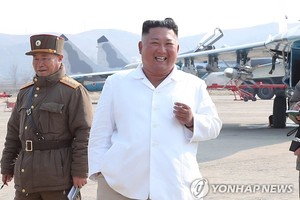 Ông Kim Jong-un trong một buổi thị sát đội máy bay Triều Tiên. Bức ảnh được truyền thông nước này đăng tải hôm 12/4 (Ảnh: Yonhap).