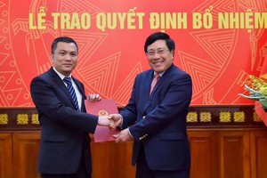 Phó Thủ tướng, Bộ trưởng Ngoại giao Phạm Bình Minh trao quyết định và chúc mừng ông Vũ Tiến Dũng.