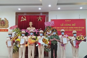 Thứ trưởng Nguyễn Văn Thành trao quyết định và chúc mừng các cán bộ được điều động, bổ nhiệm.