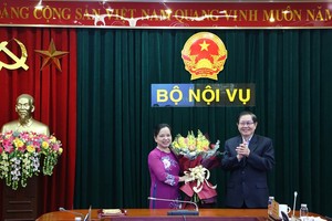 Bộ trưởng Lê Vĩnh Tân chúc mừng Thứ trưởng Trần Thị Hà đã hoàn thành nhiệm vụ.