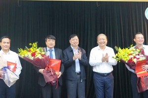 Lãnh đạo Ban Tuyên giáo Trung ương trao quyết định và chúc mừng các cán bộ được điều động, bổ nhiệm.