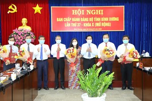 Lãnh đạo tỉnh Bình Dương trao quyết định và chúc mừng các cán bộ được chuẩn y, chỉ định chức vụ mới.