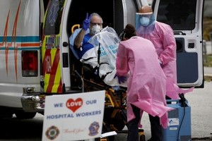 Nhân viên y tế di chuyển bệnh nhân tại Florida ngày 20/4. Ảnh: Reuters.