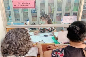 Cán bộ phường 5, quận 3 chi trả hỗ trợ tại phường cho các trường hợp gặp khó khăn do đại dịch COVID-19 theo Nghị quyết 42 của Chính phủ. (Ảnh: TTXVN).