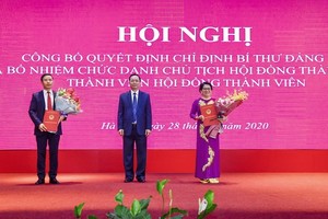 Phó Thống đốc Đào Minh Tú trao quyết định cho ông Phạm Đức Ấn và bà Đỗ Thị Nhàn.