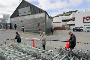 Người dân thực hiện giãn cách xã hội để phòng tránh lây nhiễm COVID-19 khi xếp hàng vào siêu thị tại Wellington, New Zealand ngày 11/4/2020. (Ảnh: THX/ TTXVN).