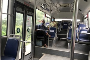 Xe buýt Hà Nội vắng khách sau khi được hoạt động trở lại từ ngày 23/4.