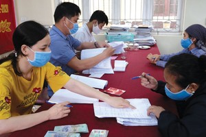 Hỗ trợ tiền cho các đối tượng chính sách chịu ảnh hưởng bởi dịch Covid-19.