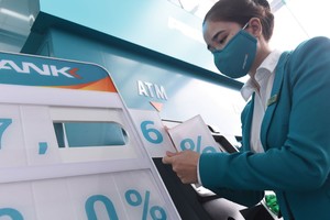 Thời gian qua, các tổ chức tín dụng đã đồng loạt giảm lãi suất hỗ trợ doanh nghiệp với cả khoản vay hiện hữu và vay mới, mức giảm phổ biến từ 2-2,5%/năm.