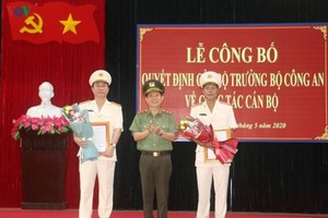 Trung tướng Nguyễn Văn Sơn - Thứ trưởng Bộ Công an tặng hoa chúc mừng Đại tá Phan Công Bình- Giám đốc Công an Quảng Ngãi và Đại tá Nguyễn Thanh Trang- Cục trưởng Cục Xây dựng phong trào toàn dân bảo vệ An ninh Tổ quốc (Bộ Công an).