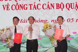 Bí thư Thành ủy Hải Phòng trao quyết định và chúc mừng 2 đồng chí: Trần Quang Tuấn, Đoàn Văn Chương.