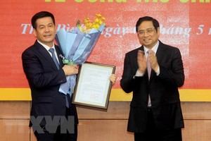 Trưởng Ban Tổ chức Trung ương Phạm Minh Chính trao quyết định cho ông Nguyễn Hồng Diên. (Ảnh: TTXVN).