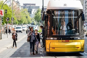 Người dân đeo khẩu trang phòng lây nhiễm COVID-19 tại Berlin, Đức ngày 27/4/2020. (Nguồn: THX/TTXVN).