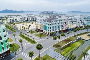 Hạ Long được quy hoạch trở thành trung tâm dịch vụ - du lịch đẳng cấp quốc tế với hệ thống kết cấu hạ tầng kinh tế - xã hội đồng bộ, hiện đại.