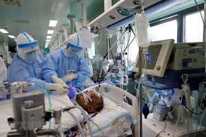 Nhân viên y tế chăm sóc bệnh nhân COVID-19 tại bệnh viện ở Vũ Hán, tỉnh Hồ Bắc, Trung Quốc. (Ảnh: THX/TTXVN).